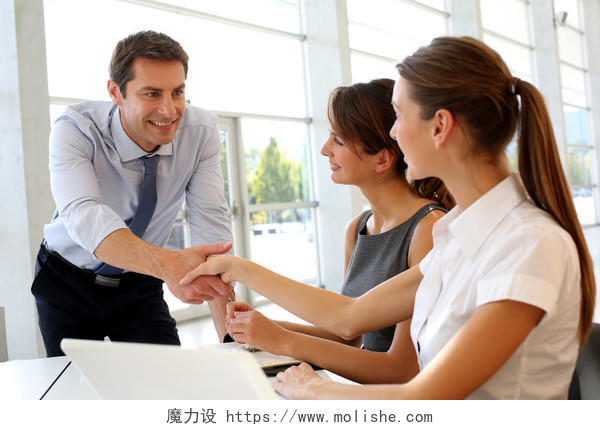 推销员向客户端握手签约成功合作合作团结握手团结手势合作平台商务合作握手